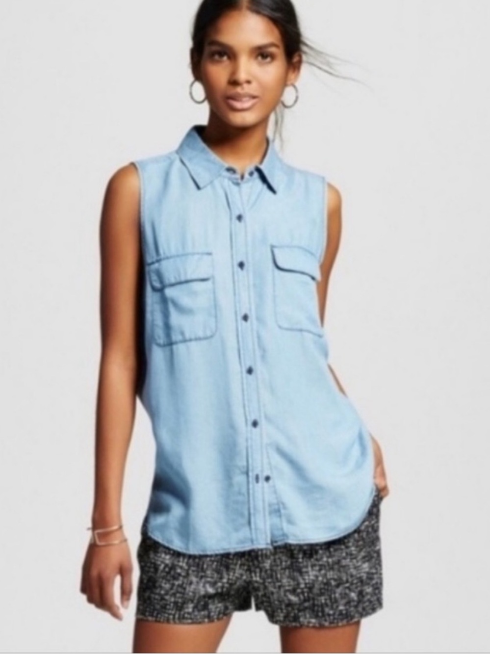 Who What Wear Sleeveless Light Blue Button-Front Chambray Top